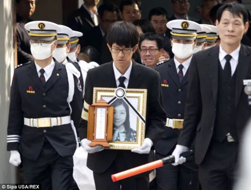 “Ở thế giới bên kia, tôi sẽ lại là giáo viên của những học sinh chưa tìm thấy xác” ảnh 3